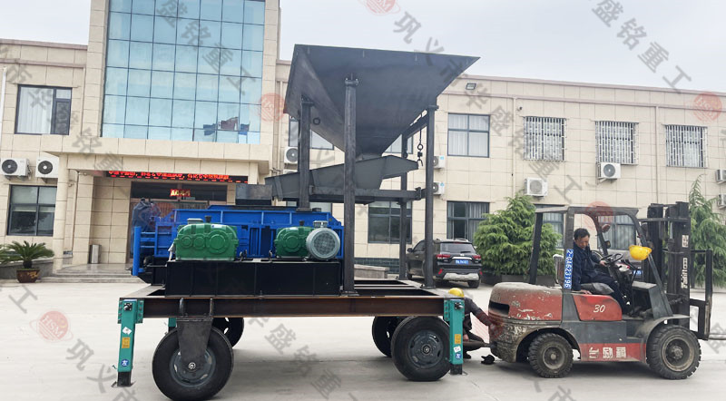 1012移動(dòng)對(duì)輥破碎機(jī)時(shí)產(chǎn)量多少噸？?jī)r(jià)格多少錢一臺(tái)